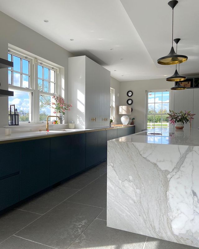 Marble and dark blue kitchen with Beam Vacpan